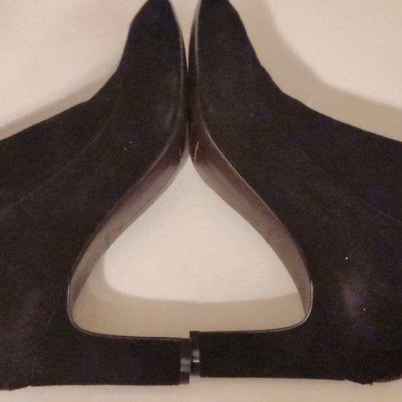 🆕️ Cole Haan black suede size 8.5 ladies booties. zips in the back - Picture 4 of 7